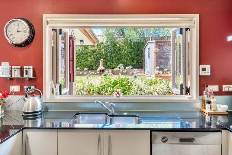 Photo of property in 6 Fairford Avenue, Henderson, Auckland, 0612