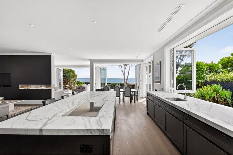 Photo of property in 27 Muritai Road, Milford, Auckland, 0620