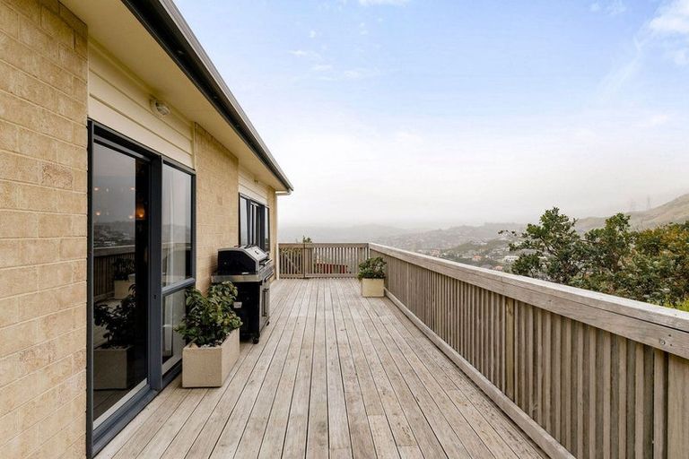 Photo of property in 17 Gifford Grove, Churton Park, Wellington, 6037