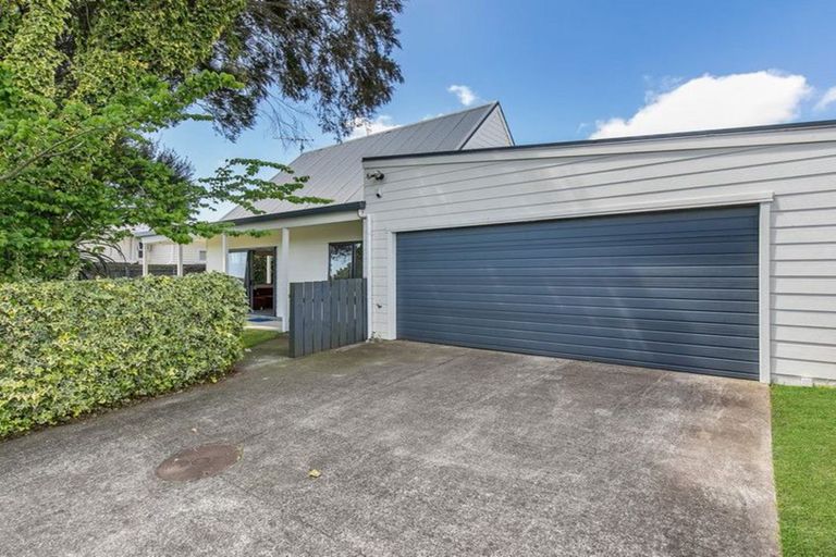 Photo of property in 2 Braeburn Place, Takanini, 2112