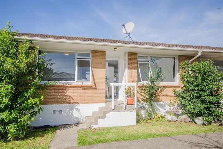 Photo of property in 2/24a Vine Street, Mangere East, Auckland, 2024