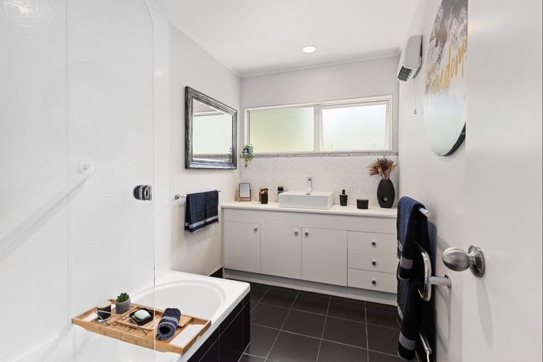 Photo of property in 13 Orewa Heights Crescent, Orewa, 0931