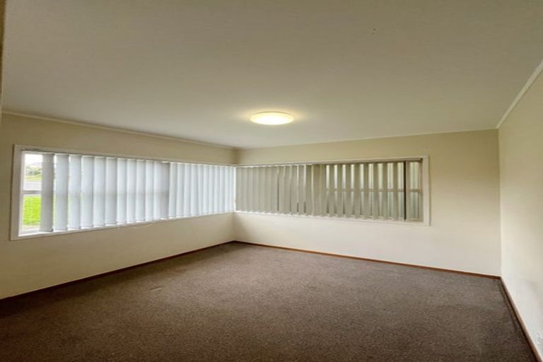 Photo of property in 12 Holdaway Avenue, Northcote, Auckland, 0627