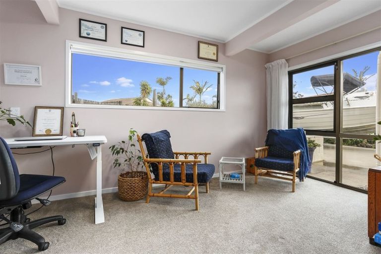 Photo of property in 8 Higham Ferrers Place, Red Beach, 0932