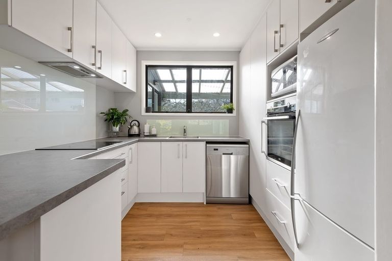 Photo of property in 5 Glucina Place, Glen Eden, Auckland, 0602