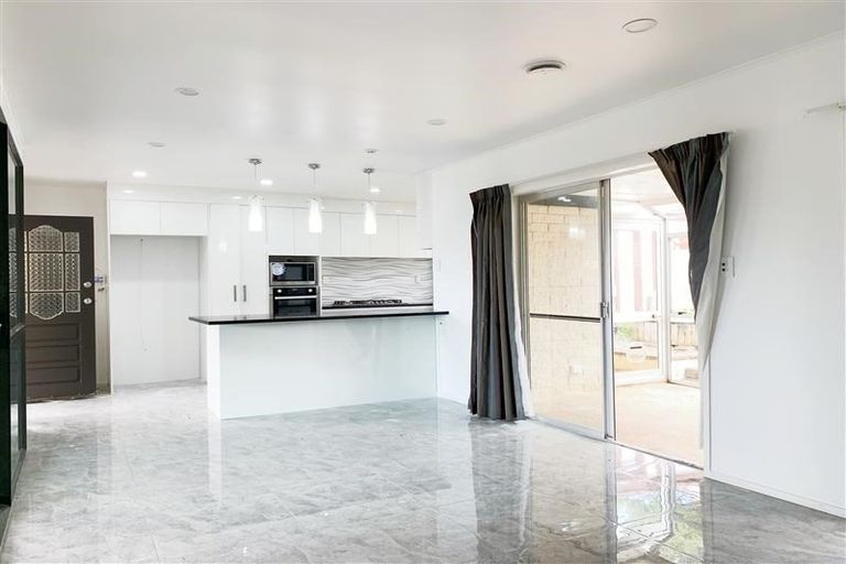 Photo of property in 2 Eyre Street, Henderson, Auckland, 0612