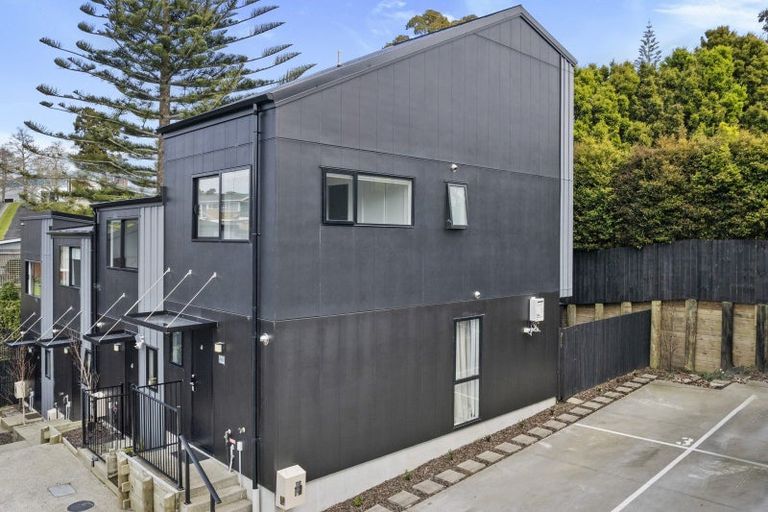 Photo of property in 3/37 Camelot Place, Glenfield, Auckland, 0629