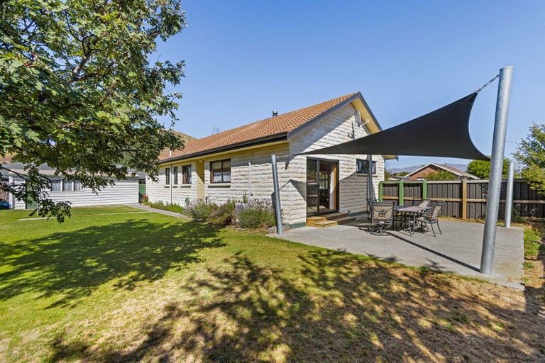Photo of property in 18 Benmore Place, Omarama, 9412