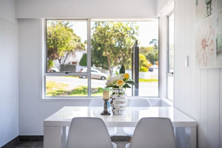 Photo of property in 9 Juniper Road, Sunnynook, Auckland, 0620