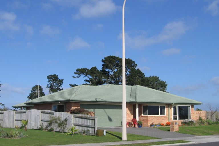 Photo of property in 320 Grenada Street, Papamoa Beach, Papamoa, 3118