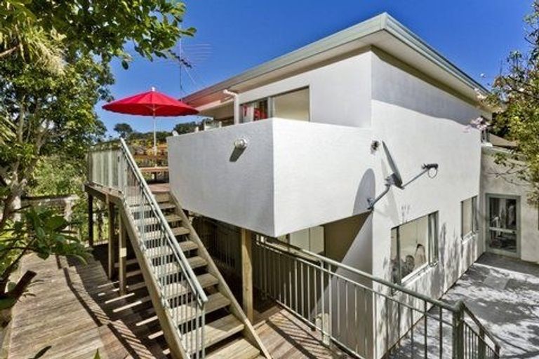 Photo of property in 15 Bush Lane, Northcote Point, Auckland, 0627