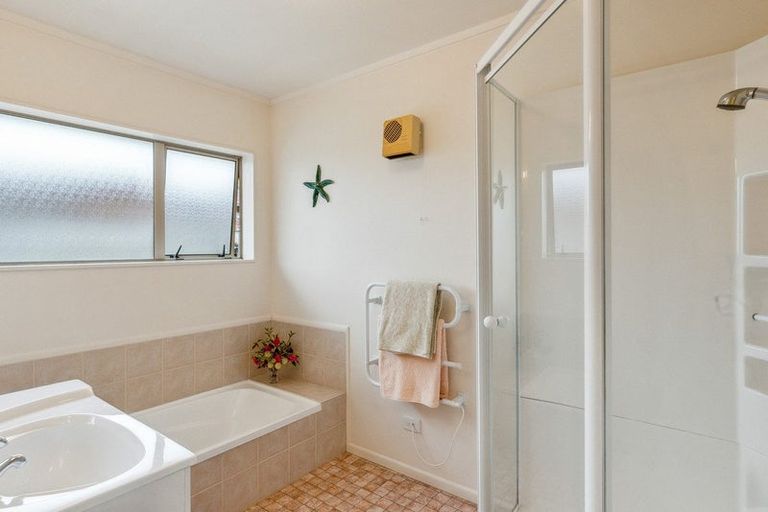 Photo of property in 6 Glen Loch Place, Paraparaumu, 5032