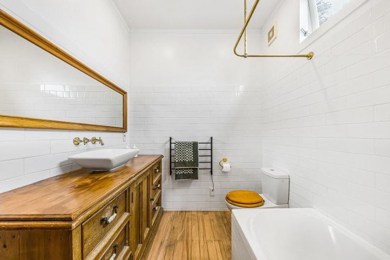 Photo of property in 2/42 Walmer Road, Point Chevalier, Auckland, 1022