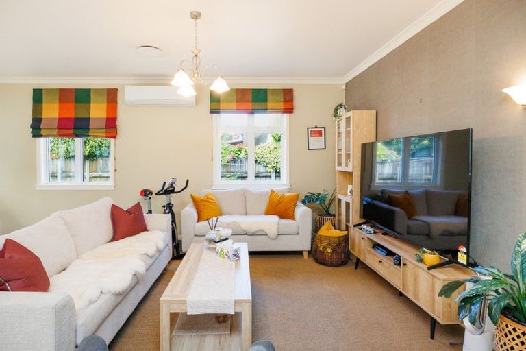 Photo of property in 27 Pahiatua Street, Hokowhitu, Palmerston North, 4410