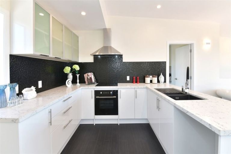 Photo of property in 1376 Whangaparaoa Road, Army Bay, Whangaparaoa, 0930