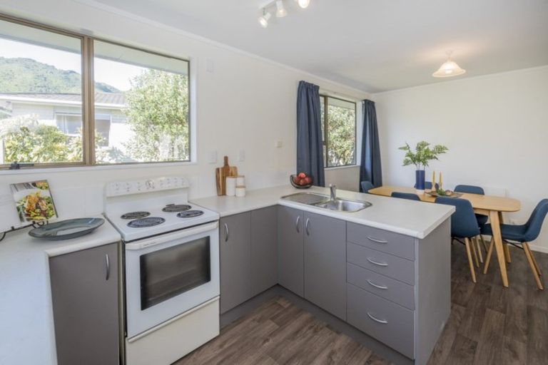 Photo of property in 10 Graham Grove, Waikanae, 5036