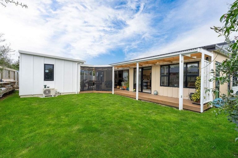 Photo of property in 6 Kingi Te Ahoaho Place, Otaki, 5512