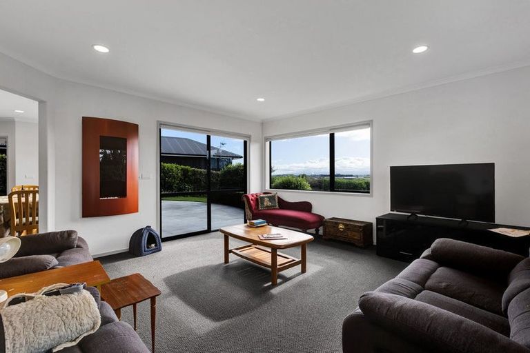 Photo of property in 3 Larlin Heights, Hawera, 4675