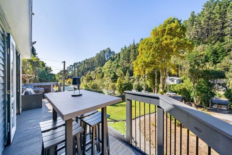 Photo of property in 114 Pinehaven Road, Pinehaven, Upper Hutt, 5019
