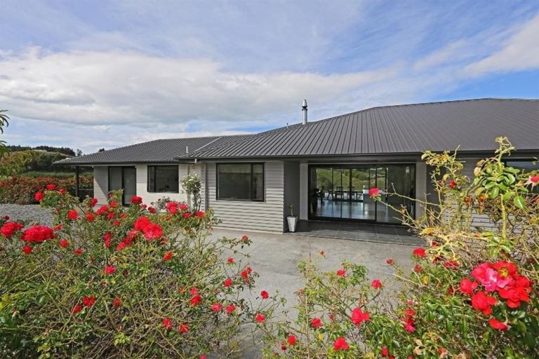 Photo of property in 264 Puketapu Road, Taradale, Napier, 4183