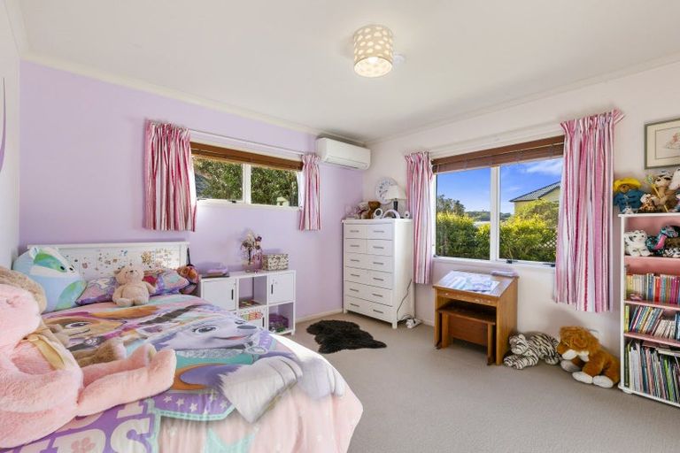 Photo of property in 8 Bennett Grove, Newlands, Wellington, 6037