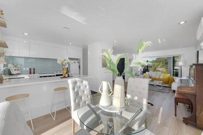 Photo of property in 6 Frank Bunce Grove, Flat Bush, Auckland, 2019