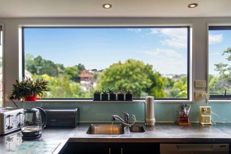 Photo of property in 63b Sunset Road, Totara Vale, Auckland, 0632