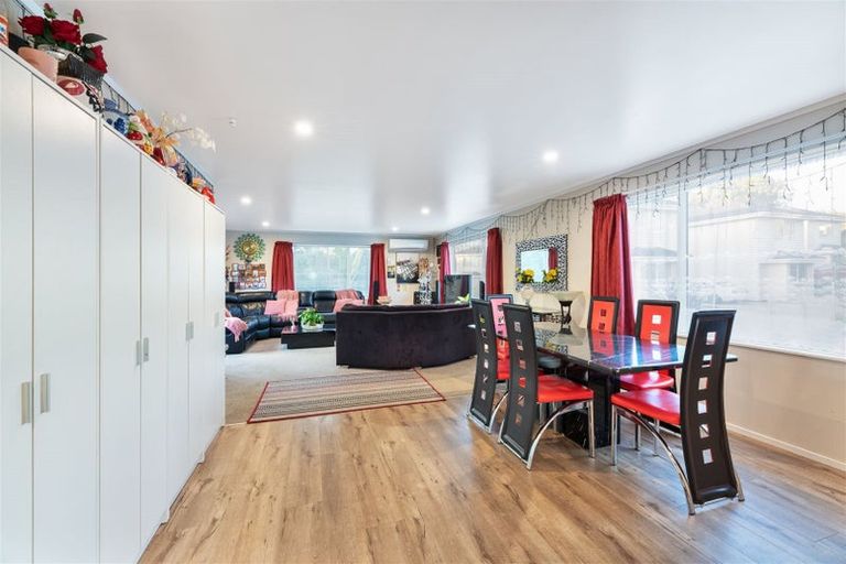 Photo of property in 2 Manatu Lane, Kelston, Auckland, 0602