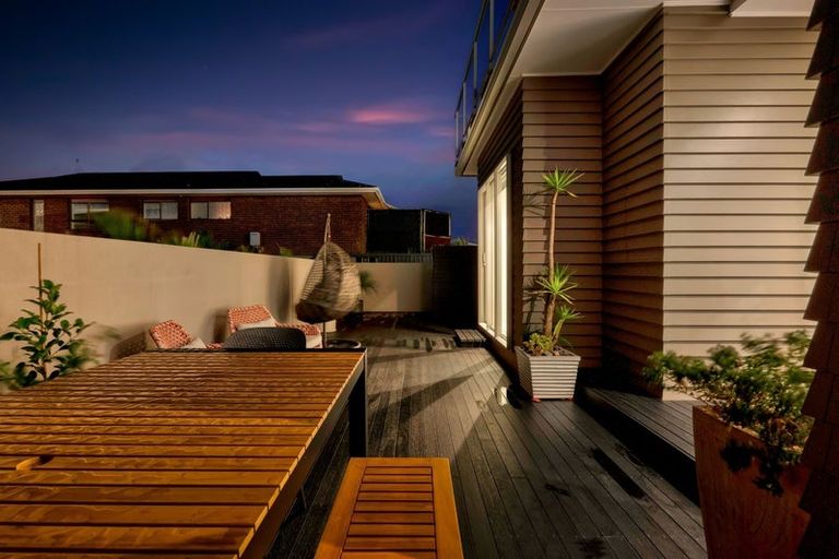 Photo of property in 2/5 Beach Street, Fitzroy, New Plymouth, 4312