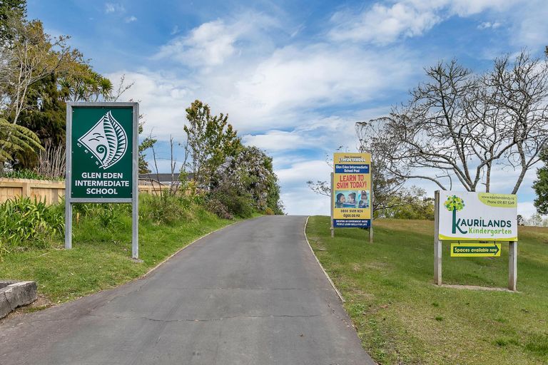 Photo of property in 2/77 Atkinson Road, Titirangi, Auckland, 0604