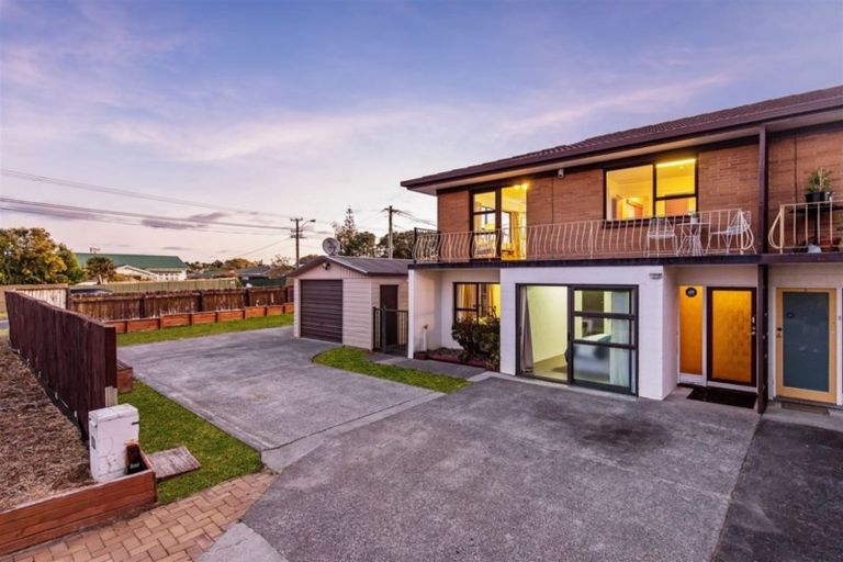 Photo of property in 1/2 Northall Road, New Lynn, Auckland, 0600
