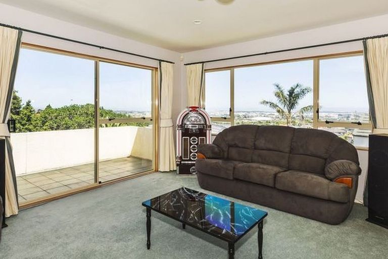 Photo of property in 53 Ribbonwood Crescent, Goodwood Heights, Auckland, 2105