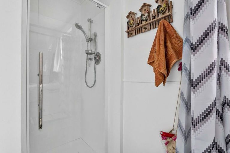 Photo of property in 1 Graham Street, Eltham, 4322