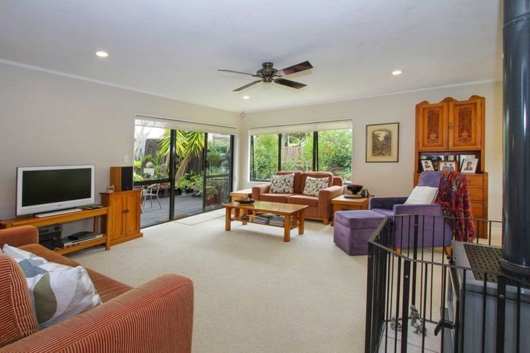 Photo of property in 5 John Webster Place, Glen Eden, Auckland, 0602