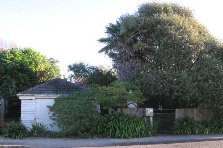Photo of property in 14 Rauparaha Street, Waikanae Beach, Waikanae, 5036