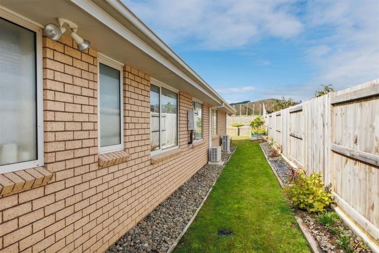 Photo of property in 14 Atlantic Drive, Fitzherbert, Palmerston North, 4410