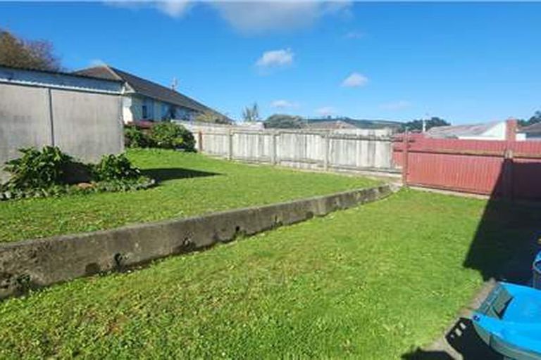 Photo of property in 6a Matahourua Crescent, Cannons Creek, Porirua, 5024