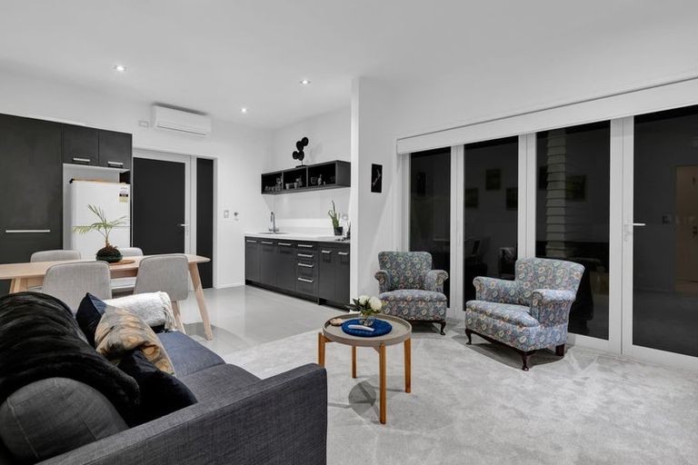 Photo of property in 2/5 Beach Street, Fitzroy, New Plymouth, 4312