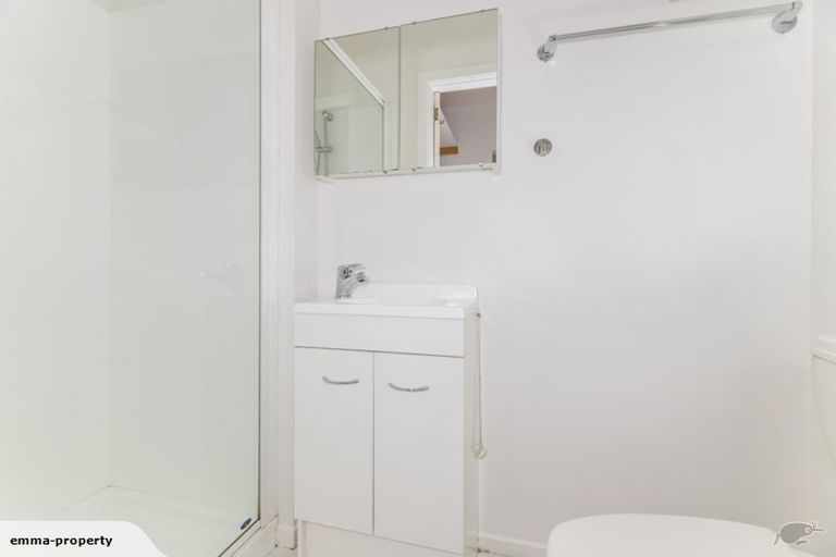 Photo of property in 5 Henderson Valley Road, Henderson, Auckland, 0612