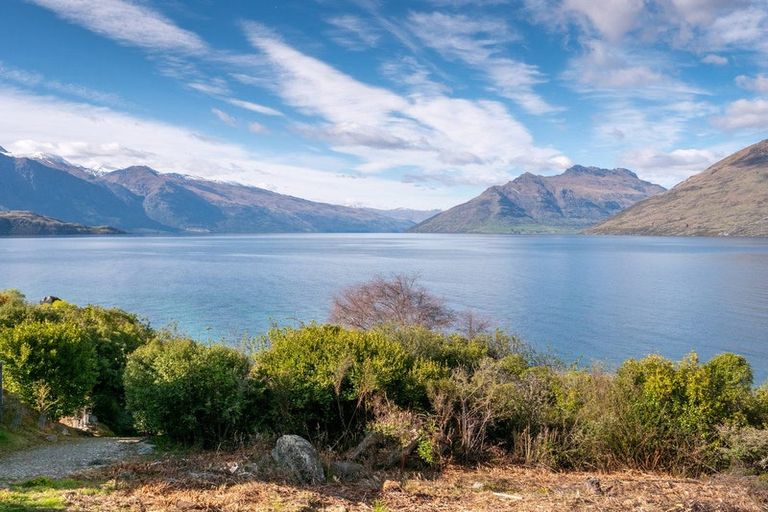 Photo of property in 64 Cedar Drive, Kelvin Heights, Queenstown, 9300