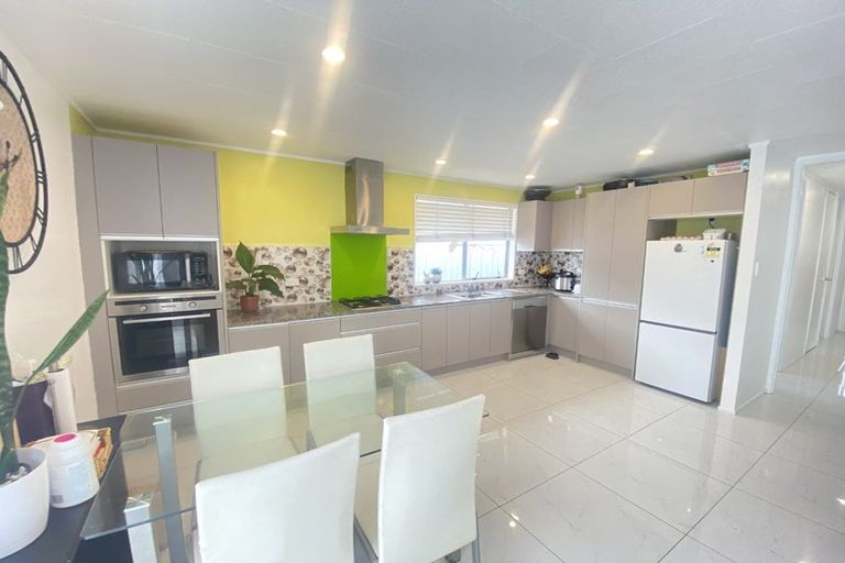 Photo of property in 2/18 Kennington Drive, Clendon Park, Auckland, 2103