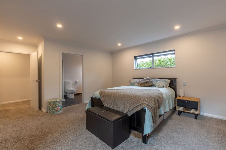 Photo of property in 6 D'urville Place, Kelvin Grove, Palmerston North, 4414