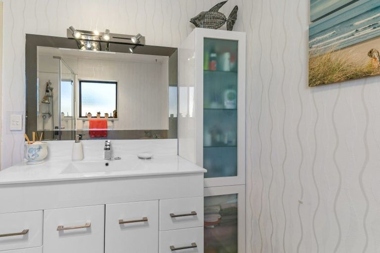 Photo of property in 19a Litchfield Place, Clarks Beach, 2122