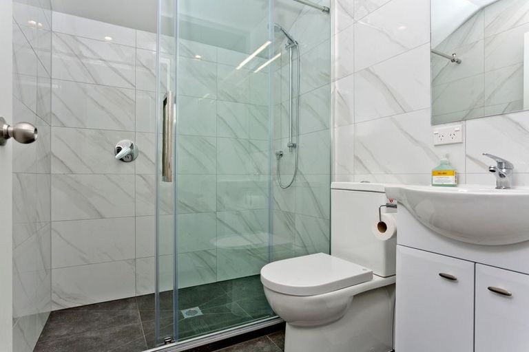 Photo of property in 5/4 John Jennings Drive, Oteha, Auckland, 0632