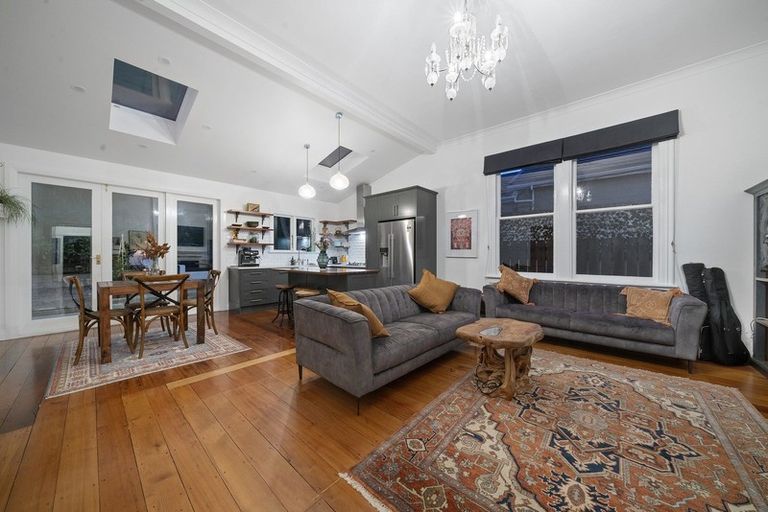 Photo of property in 240 Sutherland Road, Lyall Bay, Wellington, 6022