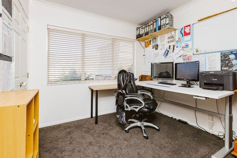 Photo of property in 24 Corta Bella Place, Golflands, Auckland, 2013