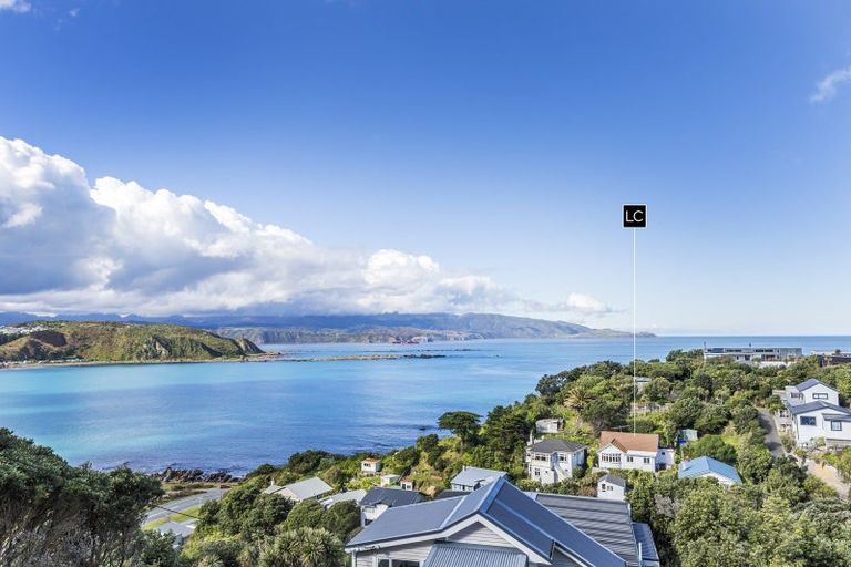Photo of property in 11 Hungerford Road, Lyall Bay, Wellington, 6022