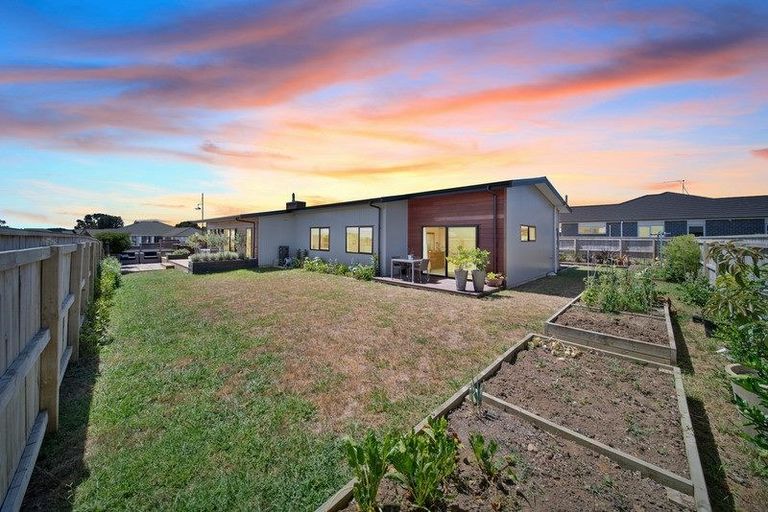 Photo of property in 52 Harbour Crest Drive, Waiuku, 2123