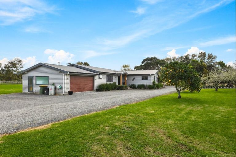 Photo of property in 124 Boord Crescent, Kumeu, 0891