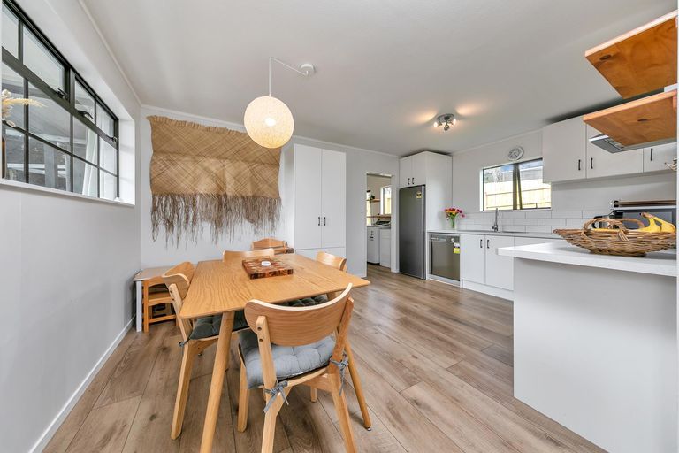 Photo of property in 2/77 Atkinson Road, Titirangi, Auckland, 0604